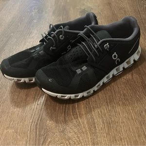 Womens On Cloud shoes. Size 6. Good used condition.